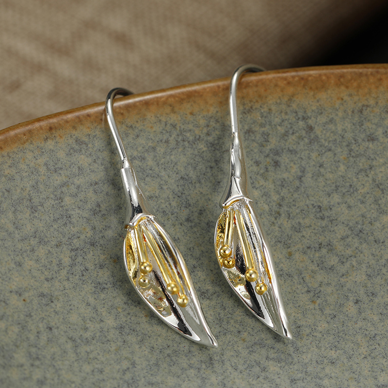 Women's Retro Art Minimalistic Lily Petal Earrings